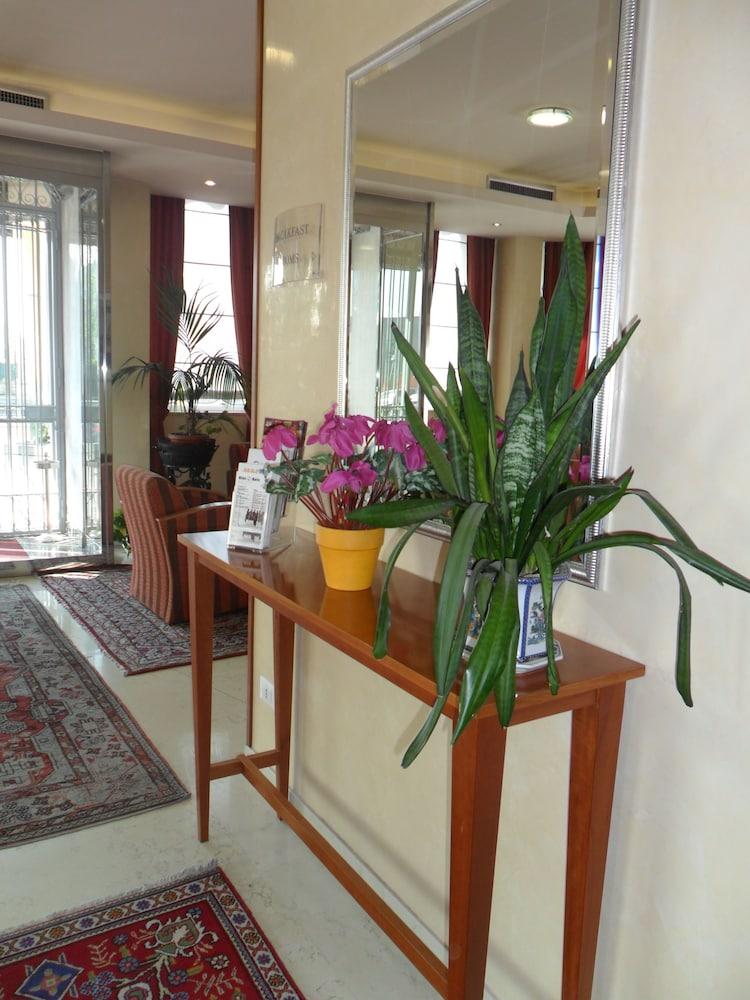 Riviera Hotel 3*
